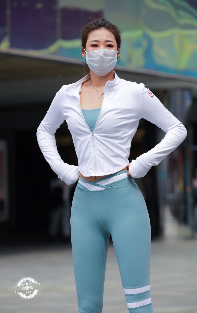 街拍~喜欢运动装的阳光活力 !#日常穿搭#   [哟][哟]