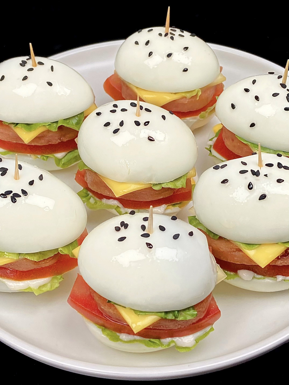 这个迷你鸡蛋小汉堡我可泰爱啦!好看又好吃,一口咬下去都是料呀!