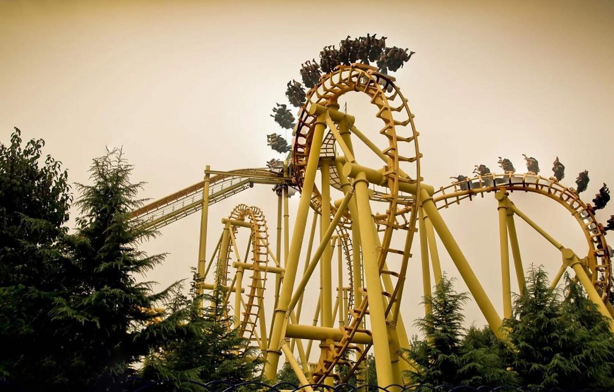 过山车,波浪摆锤属于大同方特的极限项目,建议去体验的小伙伴一定要