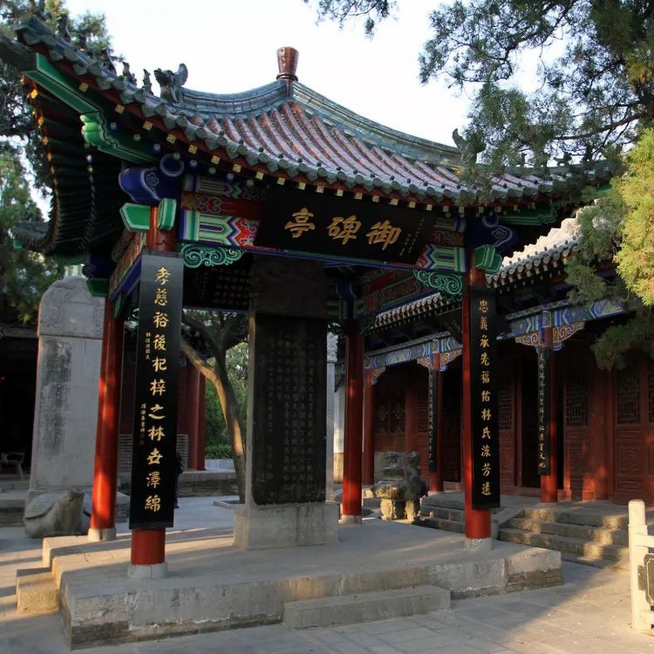 比干庙鼎鼎大名,位于北依太行南临黄河的河南省新乡市卫辉.