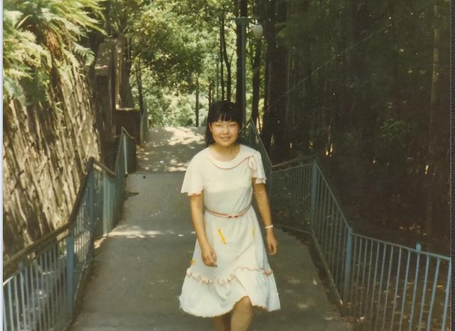 一些老照片:九十年代的青纯美女,穿搭时尚,活力四射