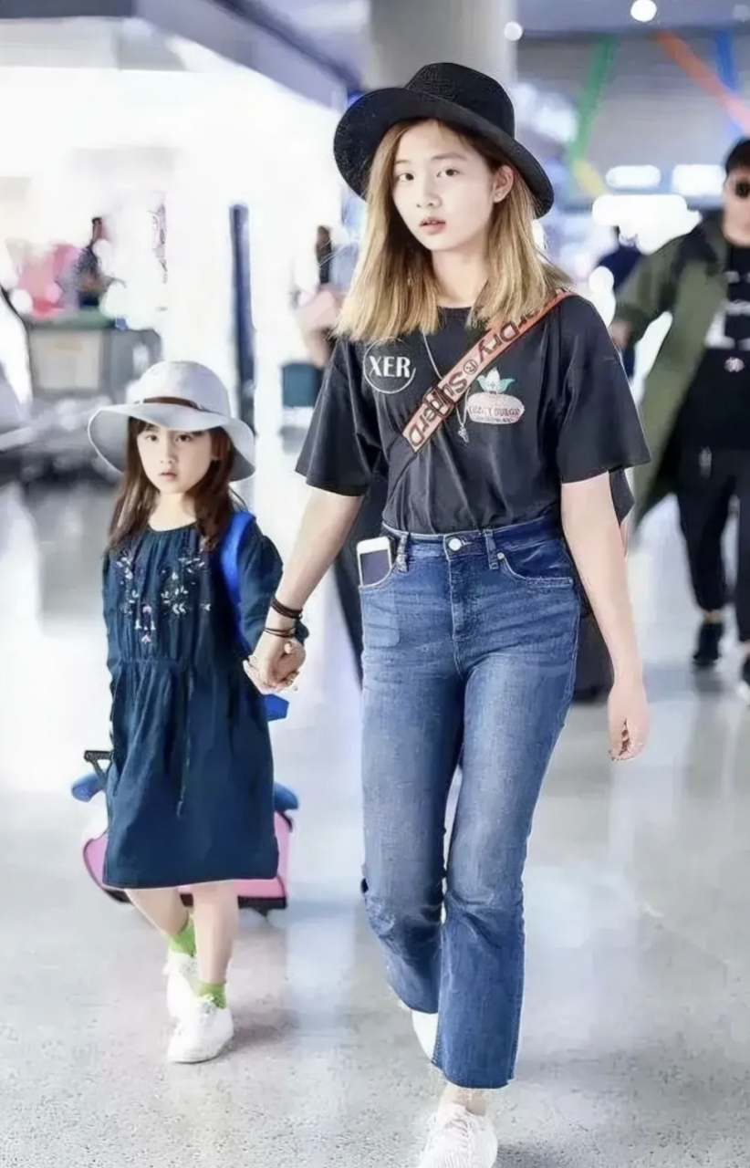 穿露脐装又甜又欲,才16岁身高1米7似孙莉翻版  新一代的偶像黄多多,以