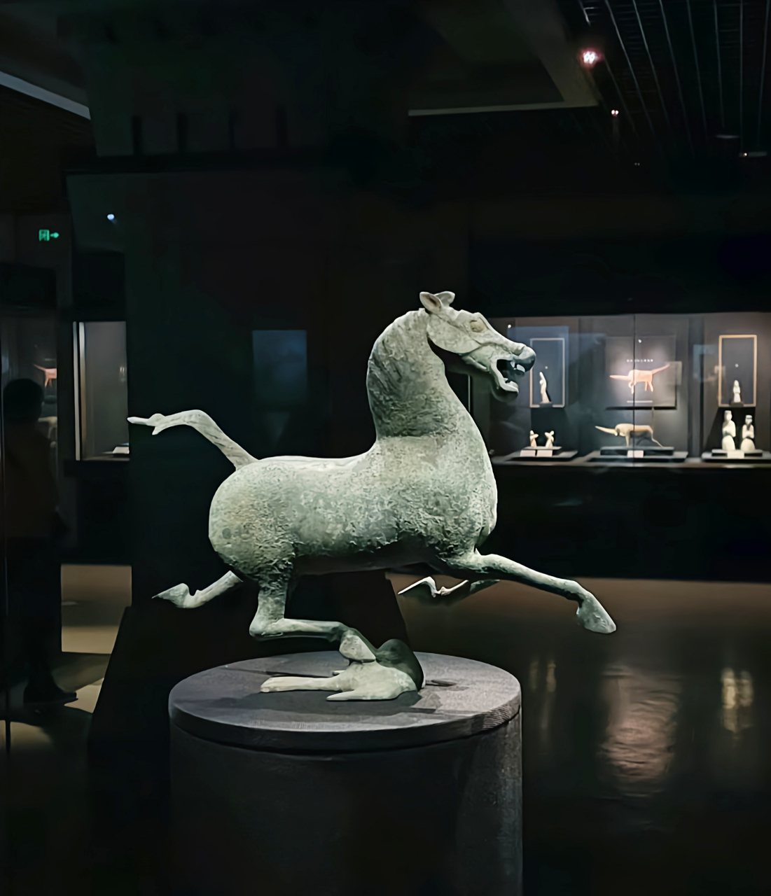 终于知道,为什么关于"马踏飞燕"的照片,都是只拍侧面了.