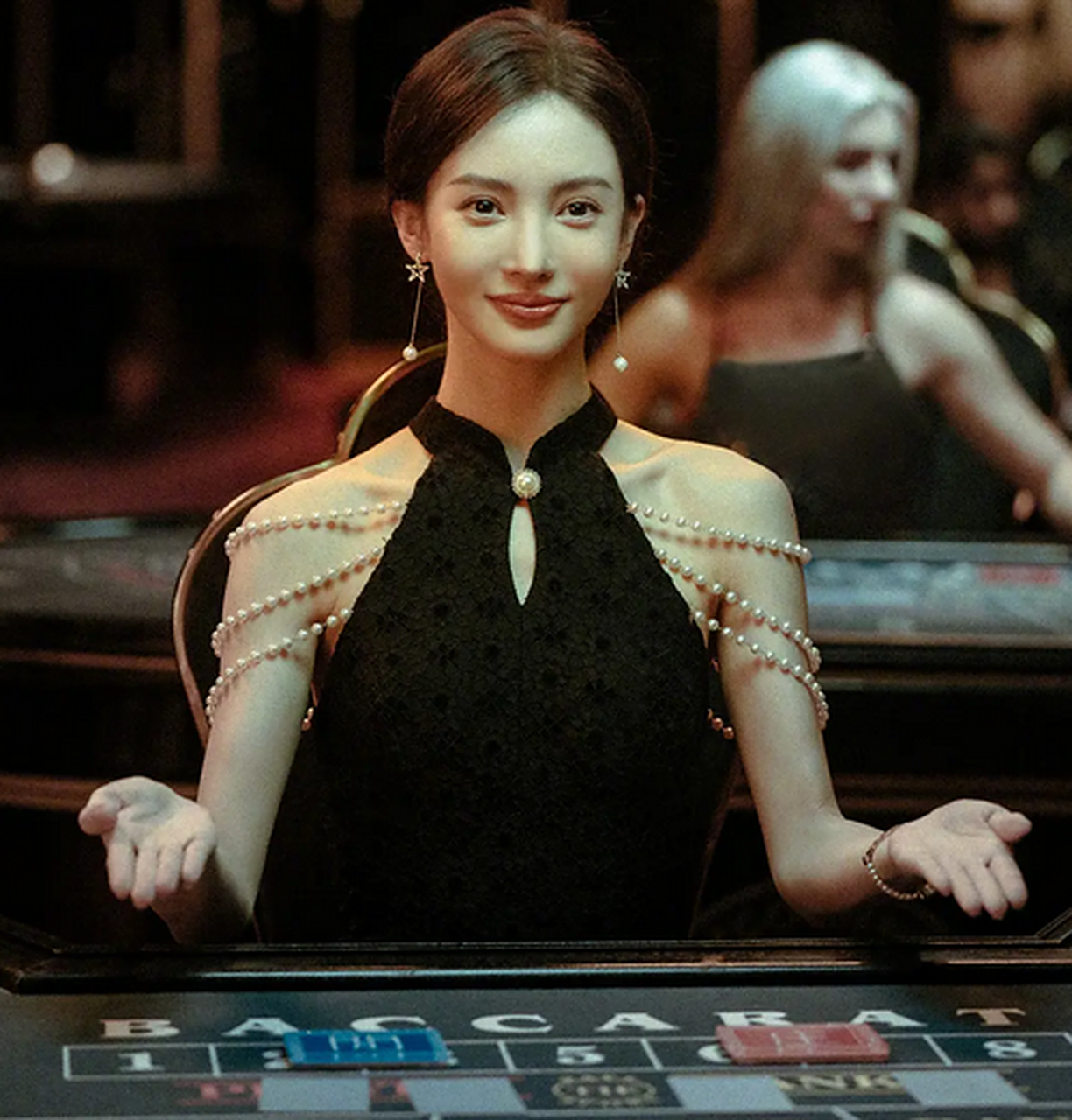 金晨发牌可真美[亲吻][亲吻][亲吻]