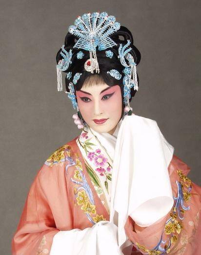 张火丁嗓音不是上乘,扮相不是最美,但最受欢迎,就是因用心演戏