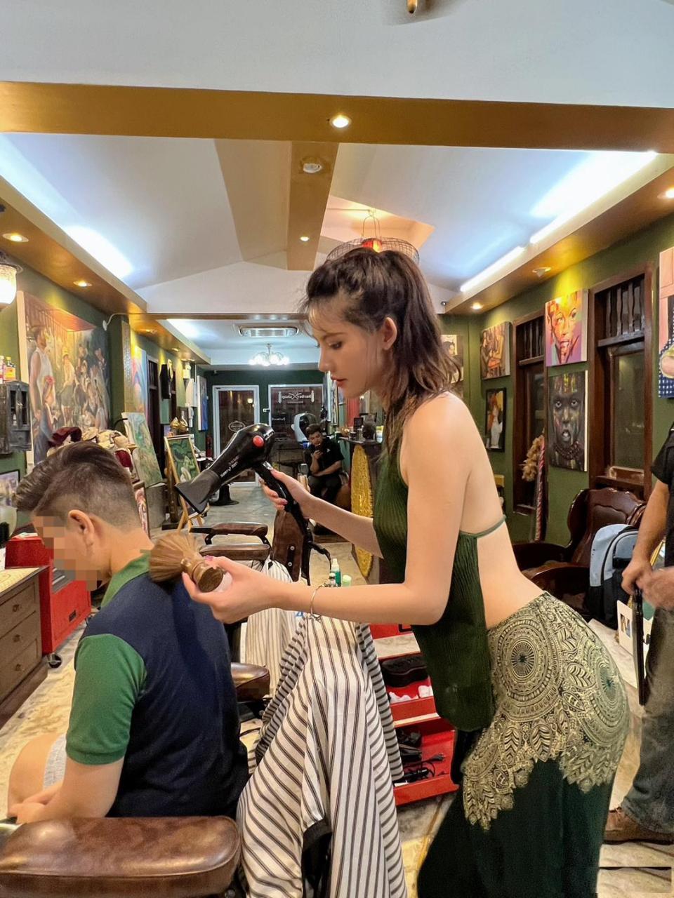 理发店的老板娘真的很时尚#性感好身材