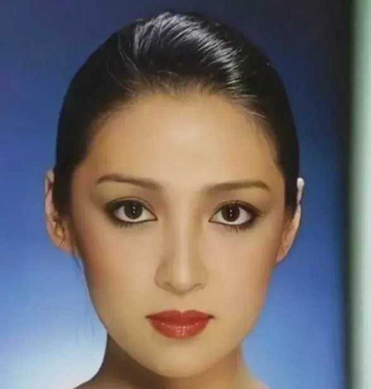 照片中的女子叫胡因梦,当年有着"台湾第一美女"雅称,是台湾著名作家