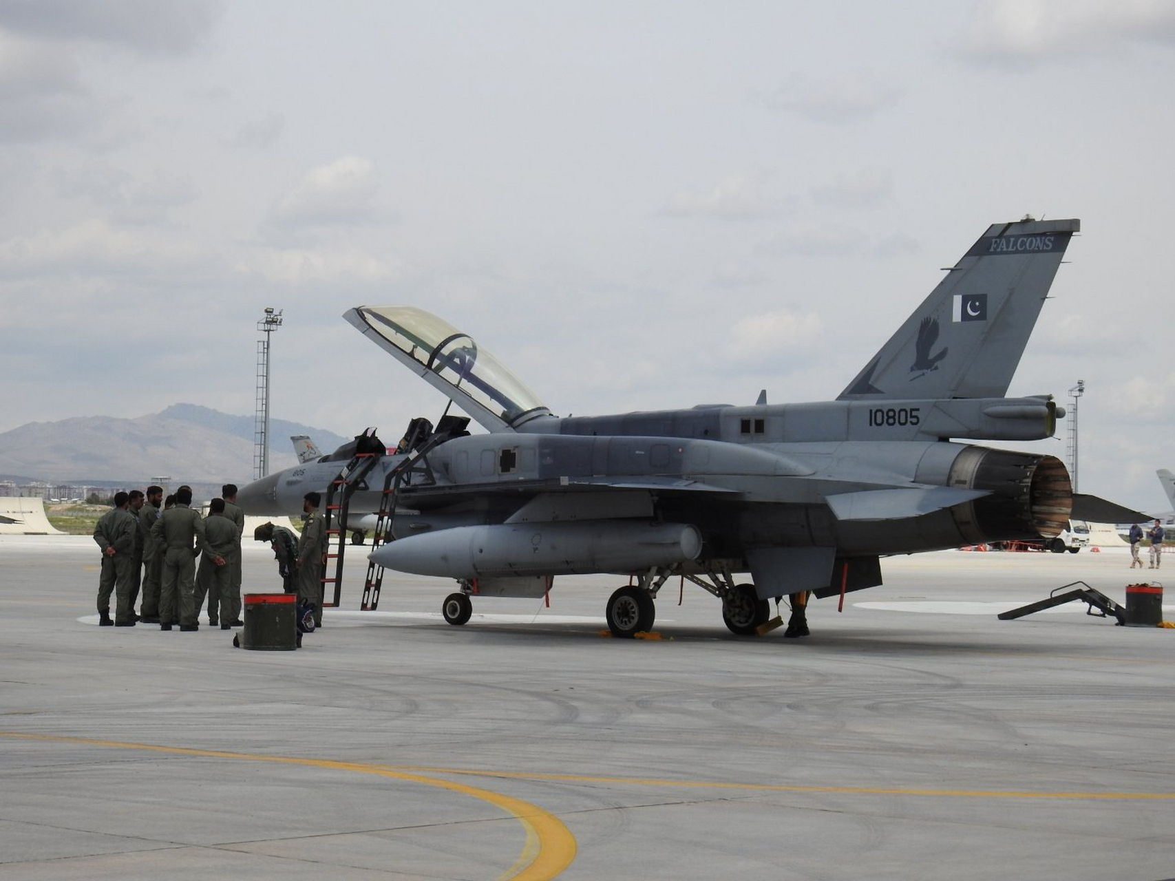 巴基斯坦空军女飞行员和她的豪华座驾f16block 52 676767