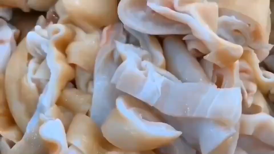 鲨鱼肚海鲜八大珍之一滋补佳品.爆炒下酒更是绝配.脆脆的爆炒凉拌