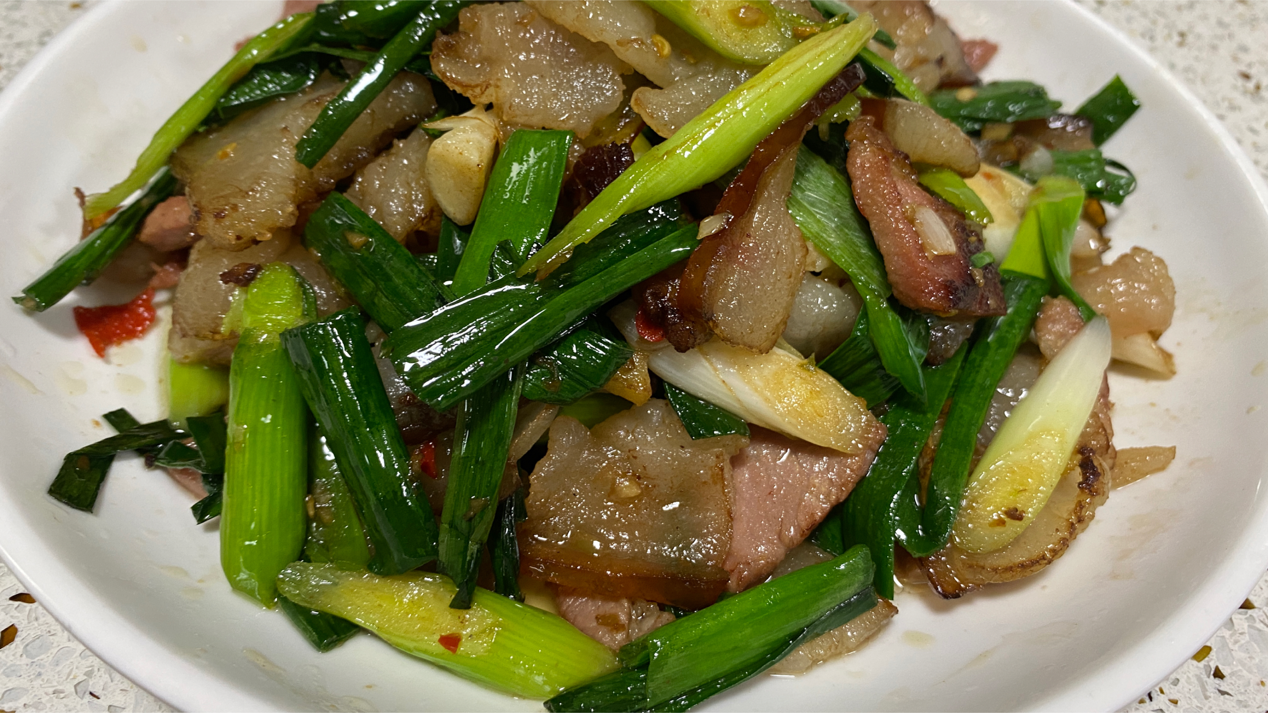 四川特色菜“蒜苗炒腊肉”,腊肉最好吃的做法,过年必备菜,收藏