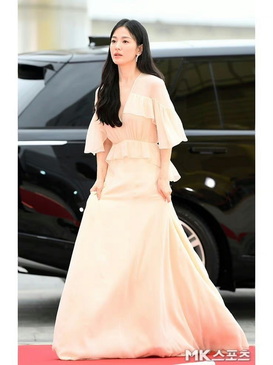 宋慧乔亮相韩国百想艺术大赏红毯
