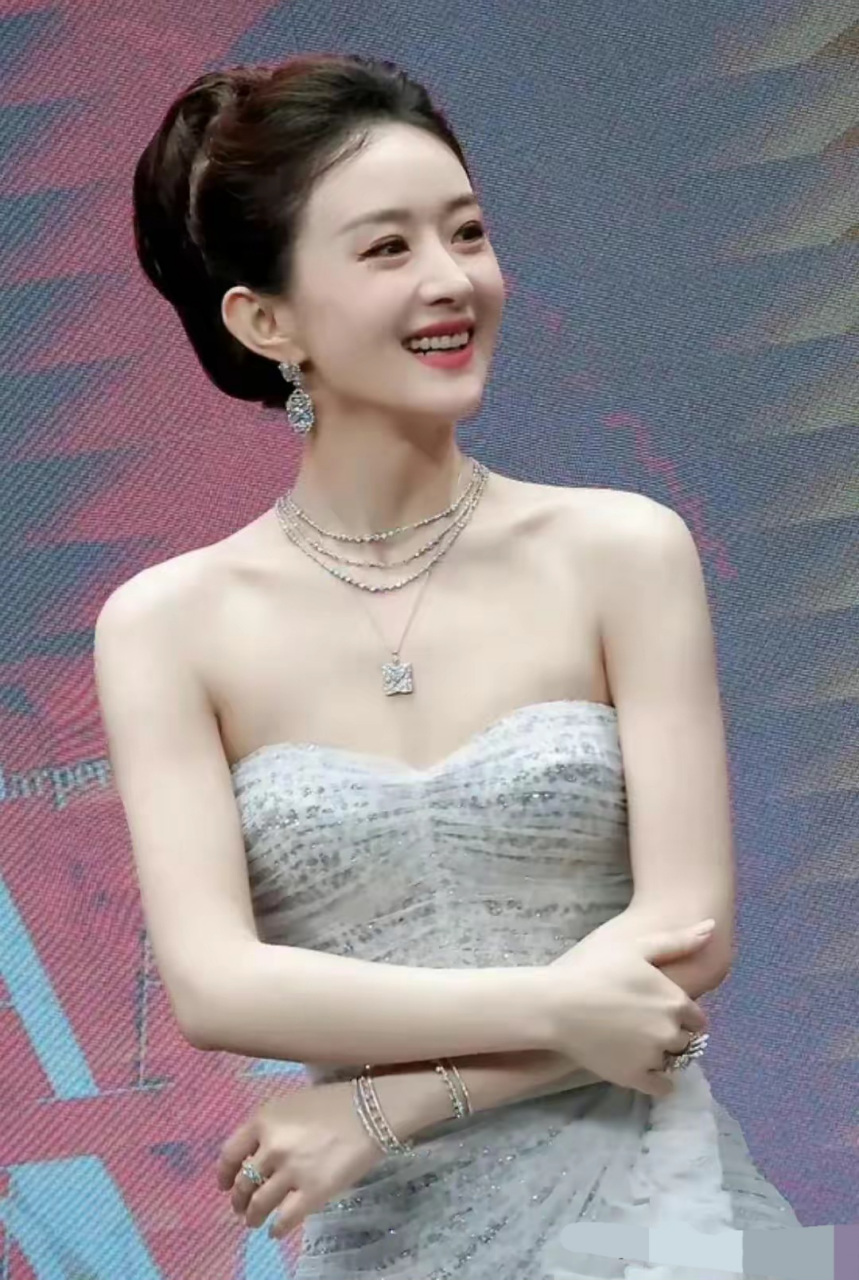 赵丽颖露背星星抹胸礼服,端正大气#明星生图大赏