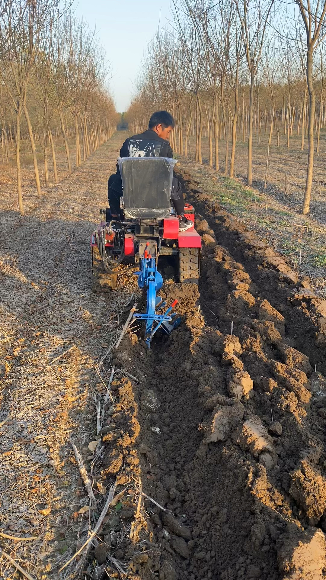 35马力微耕机单铧犁树林作业