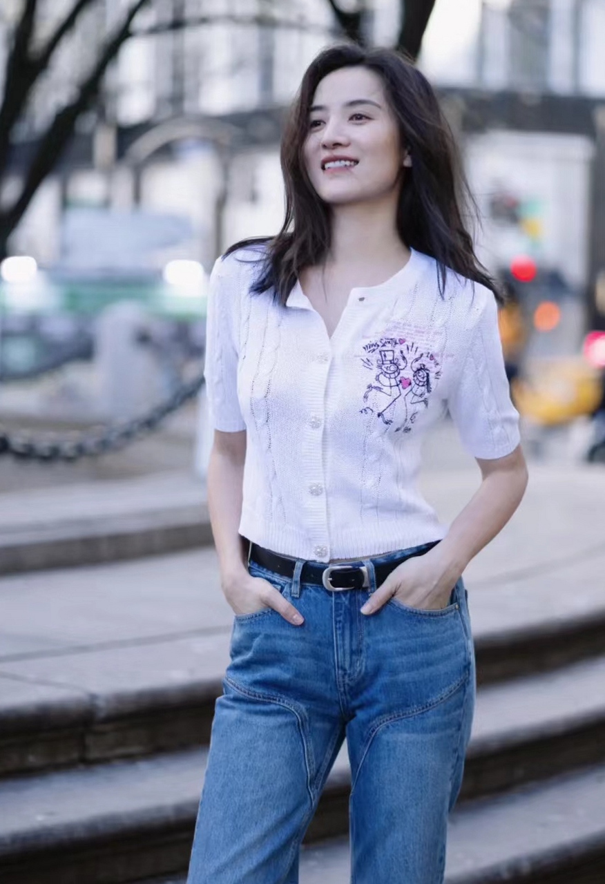 宋佳在街头外拍气质太潇洒,白t恤加牛仔裤就很时髦,简单干净的美感很