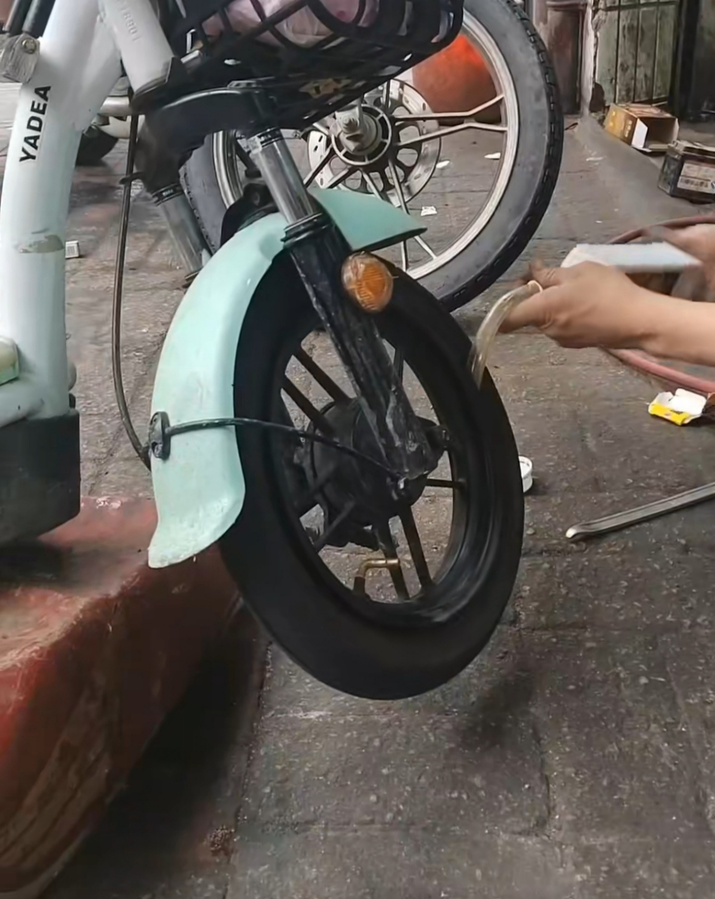 电动车扎胎了,现在是这样补胎的啊,这给灌的是什么玩意啊?