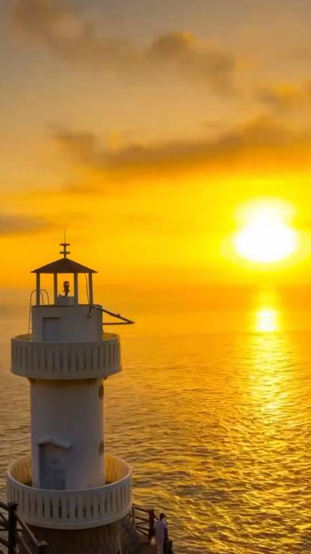 黎明的那道光,会穿过黑暗,打破前面一切恐惧,哪怕要逆着光,希望能找到