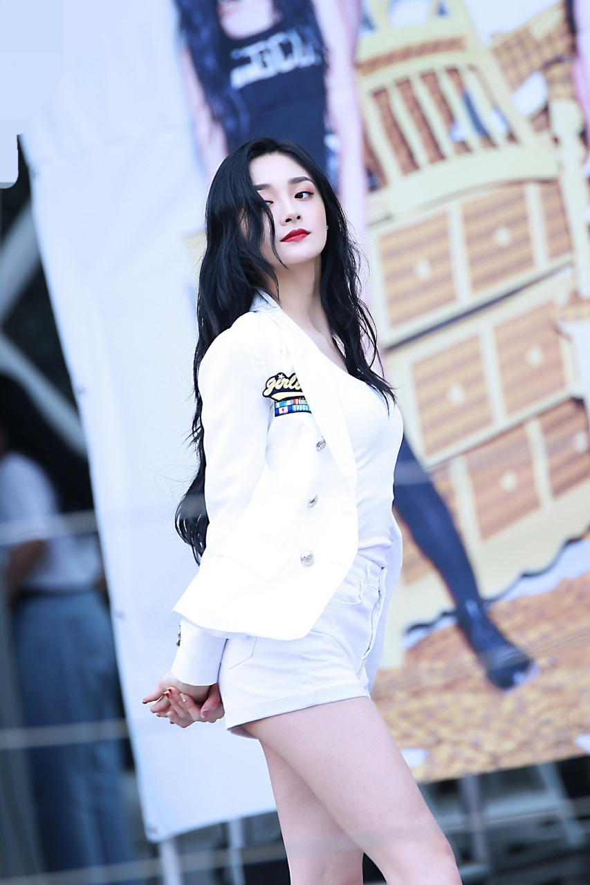 周洁琼的裤子选择的是一件白色的短裤,大秀美腿.