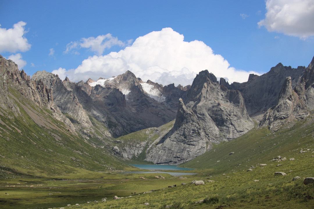 青藏高原有一湖泊青海湖,这里的风景如仙界一般,值得去游玩