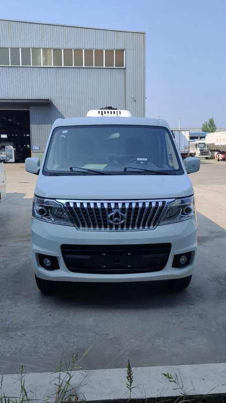 皮实耐用长安睿行m80汽油版面包冷藏车,115马力,可运输1t的蔬菜水果