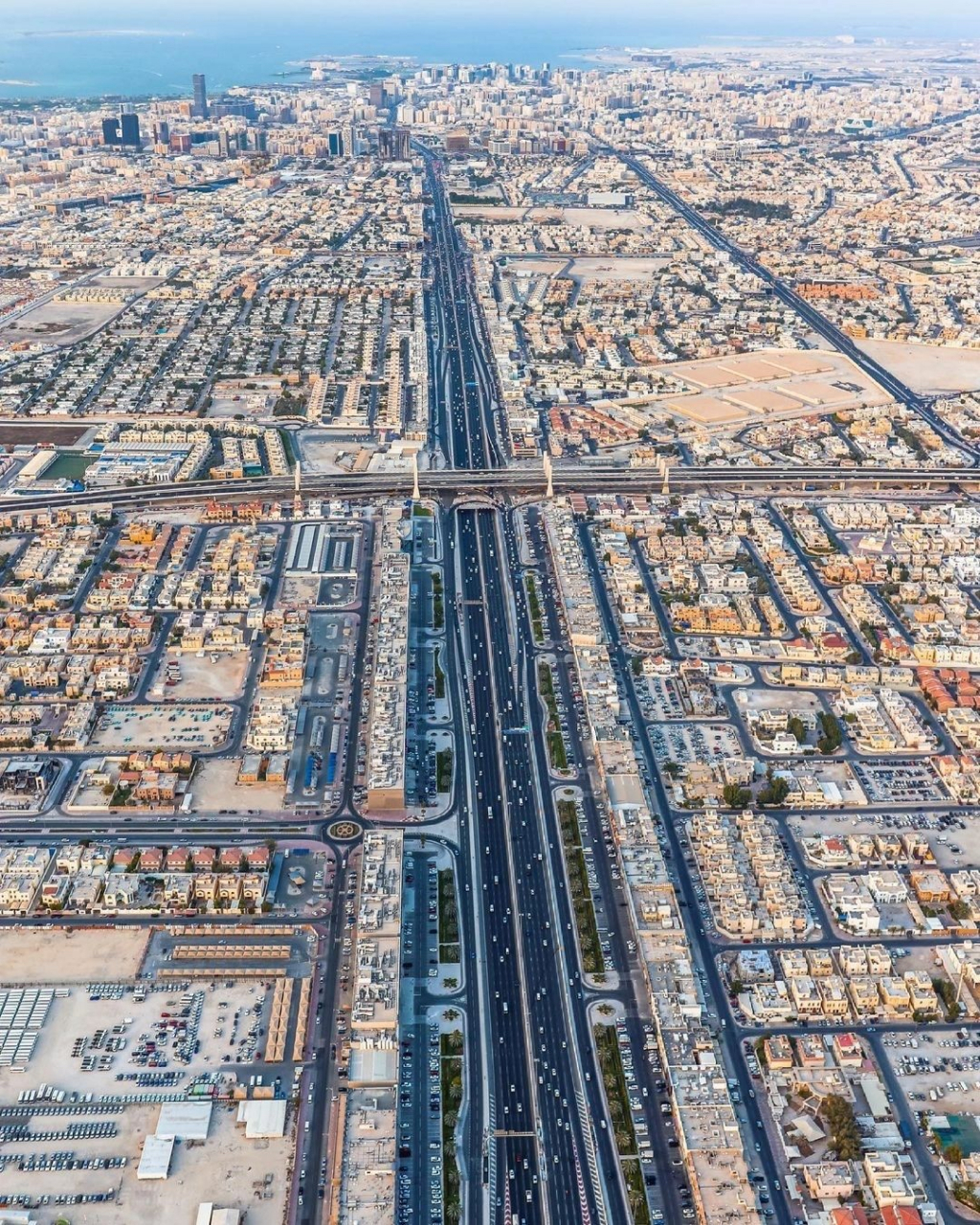 图为卡塔尔首都多哈,是波斯湾沿岸的重要港口城市,以盛产石油和天然气