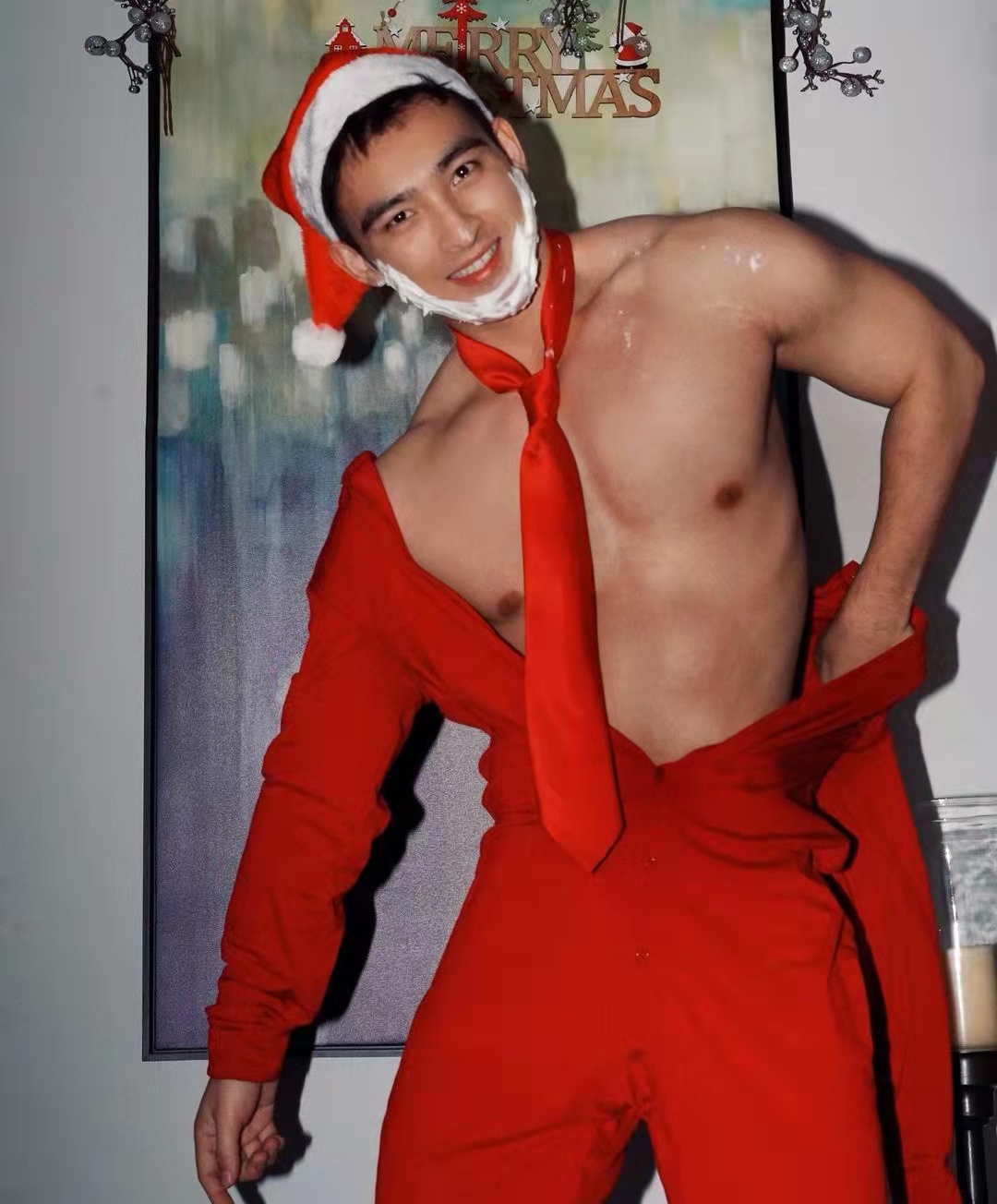 肌肉男神毛若懿变身圣诞老人大秀完美身材