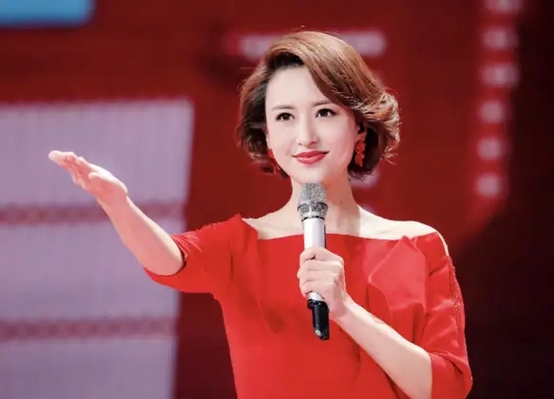 当年,54岁的富商王吉财,看上了34岁的央视主持人张蕾.