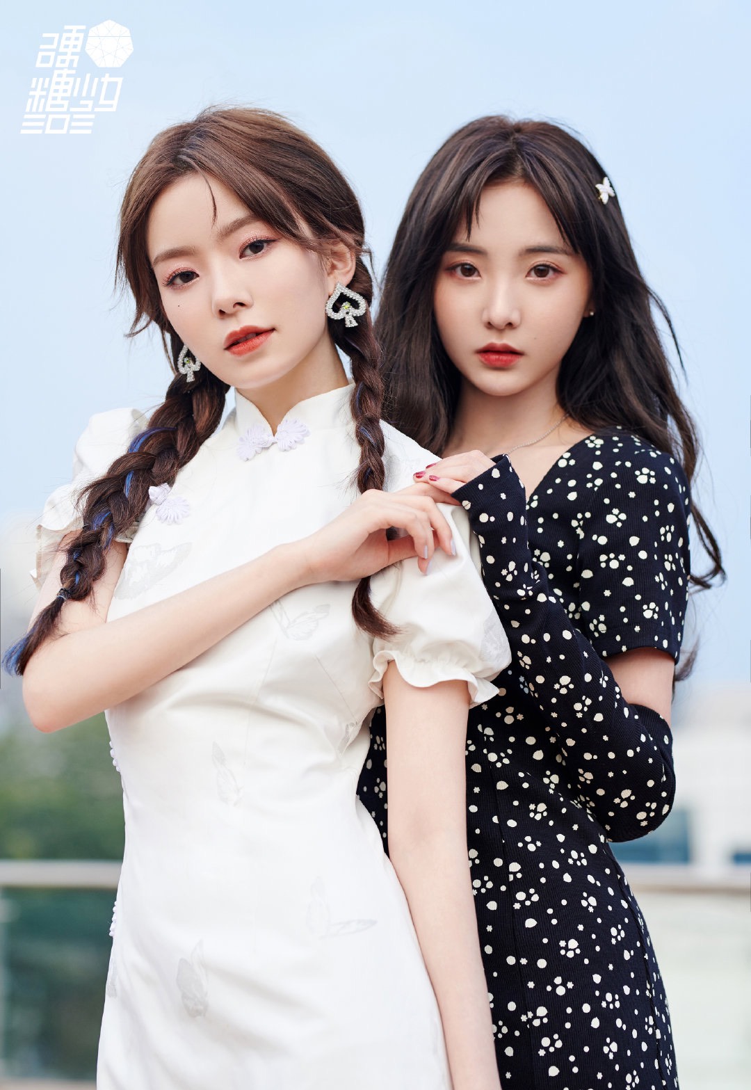 硬糖少女陈卓璇旗袍大片,郑乃馨黑色碎花裙,两人合影更美