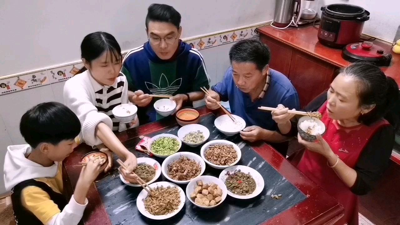 看看我们做了什么好吃的?不花一分钱做了一大桌,一家人吃嗨了