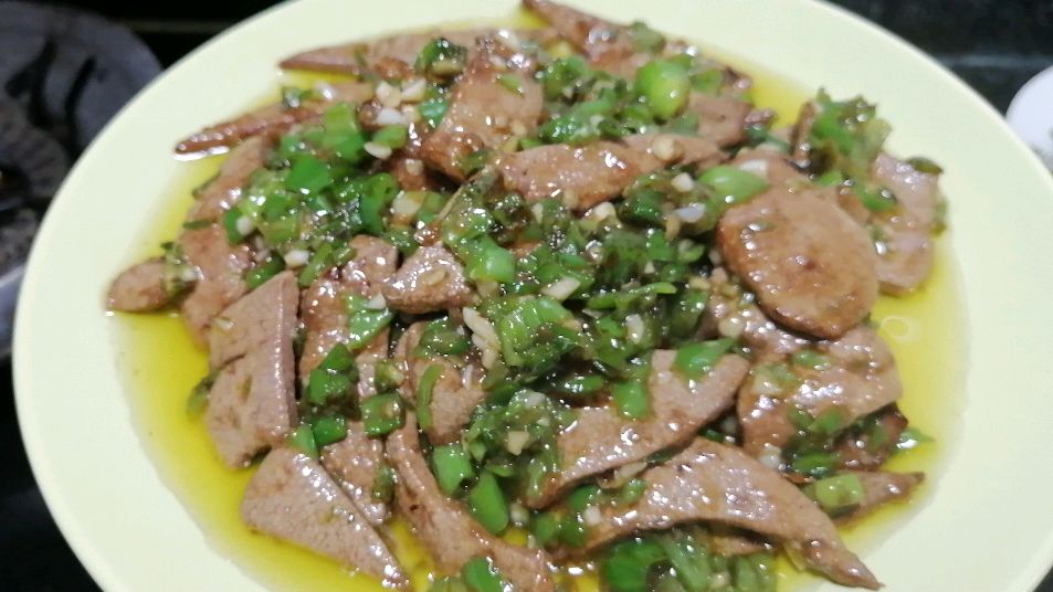 川菜师傅炒青椒猪肝,码味和火候最重要,这样做口感脆嫩