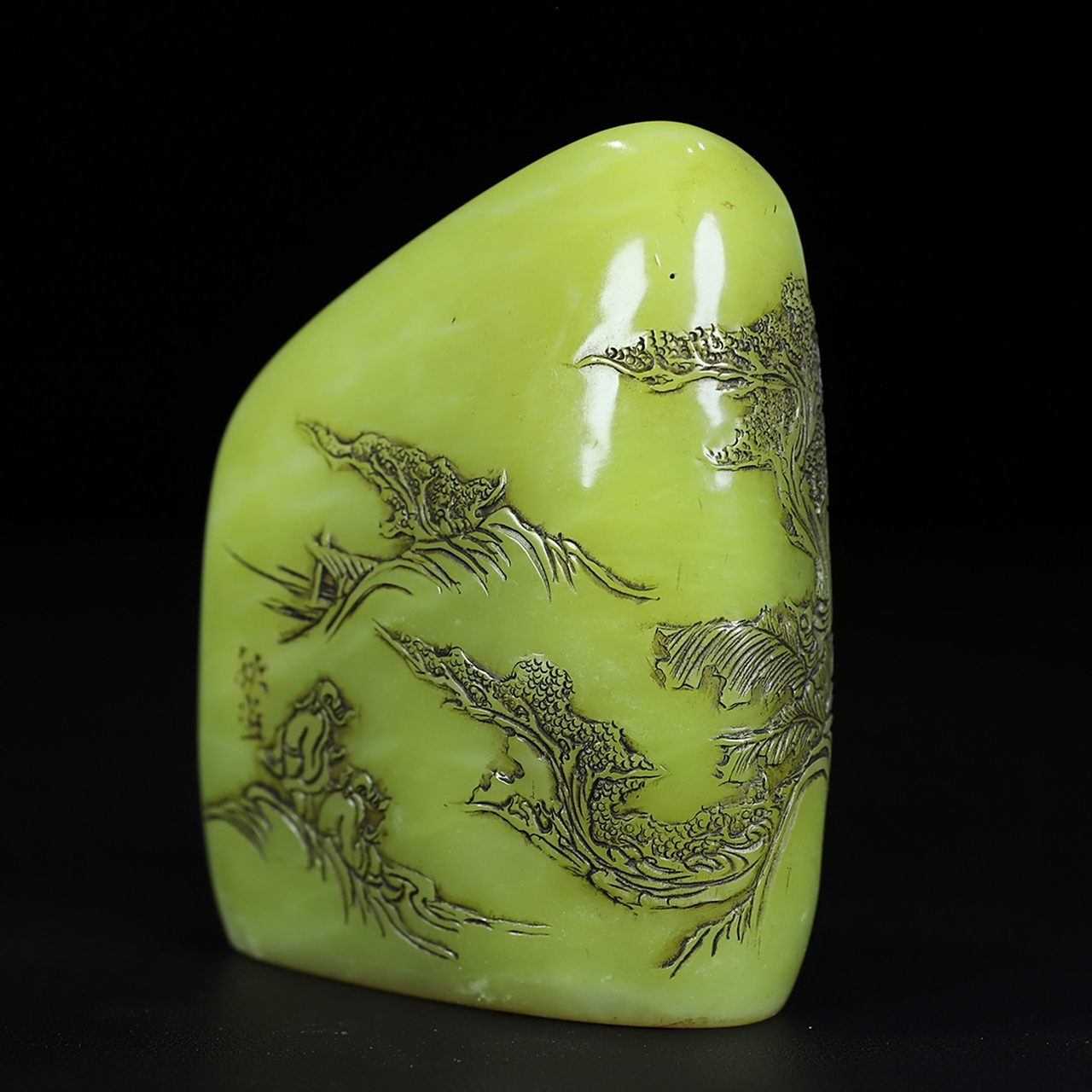 珍藏艾叶绿寿山石雕刻人物故事薄意印章,长7.5厘米宽3.2厘米高10.