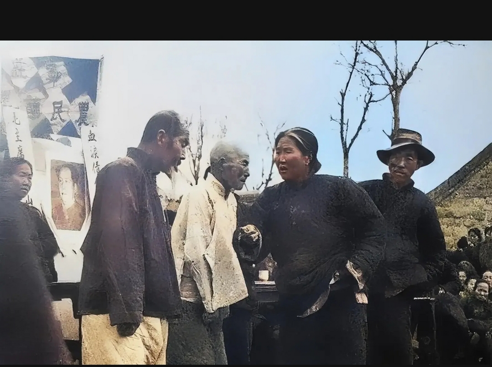 50年代初,土改期间,河北农村"斗地主"的场面,镜头中两名地主站在台上