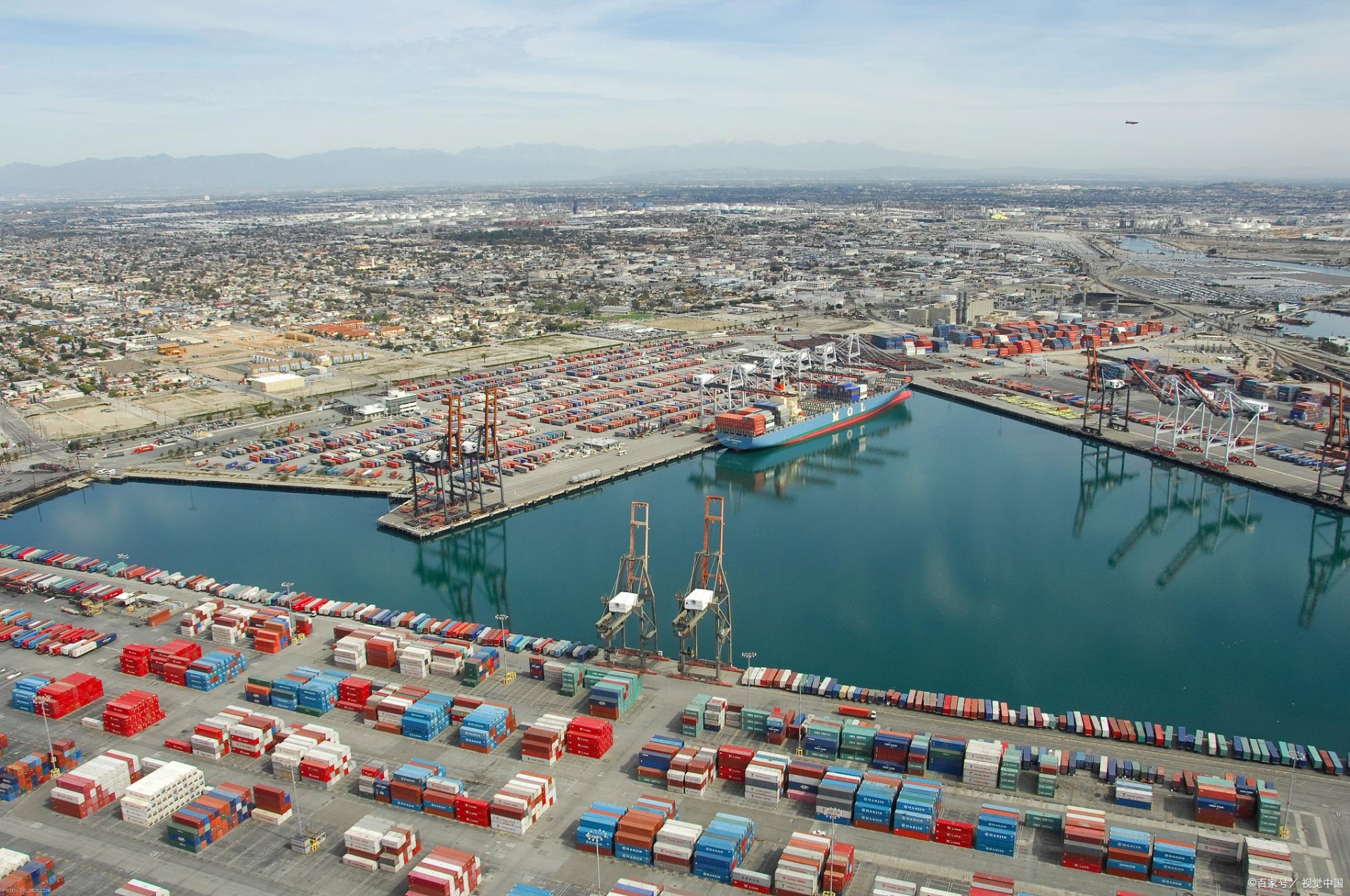 00,北京时间7日早上9时许,美国最大的两大集装箱港口——洛杉矶和长滩