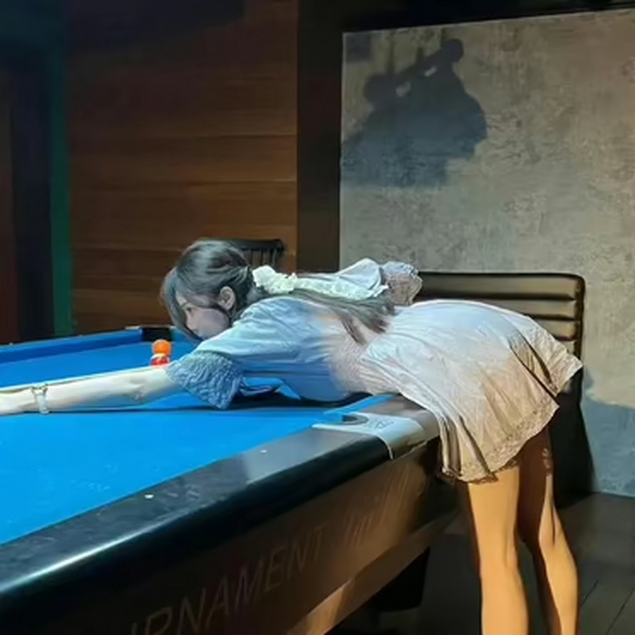 表妹刚接触台球,怎么才能一杆进洞