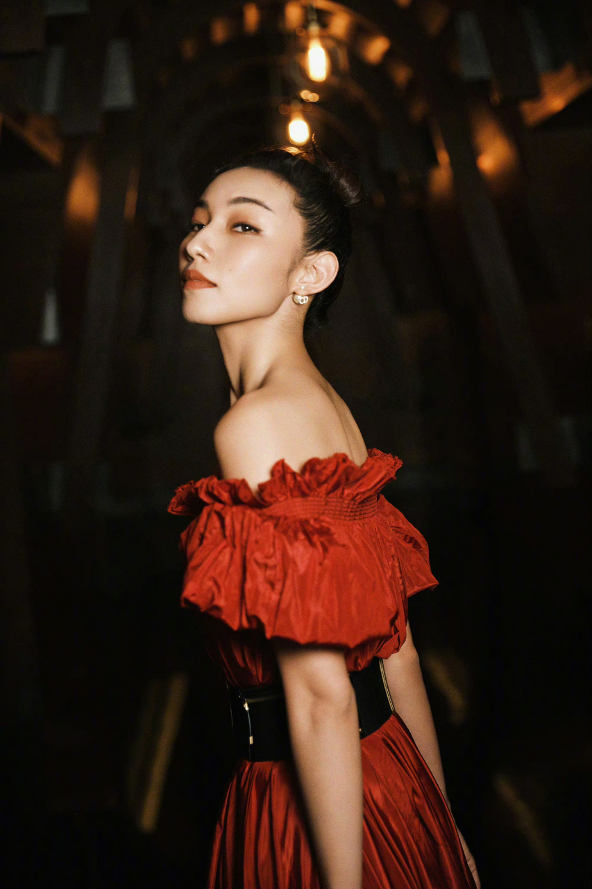 voguefilm活动,红色的落肩长裙,漂亮的轮廓线条,糅合明媚亦凌厉的气质