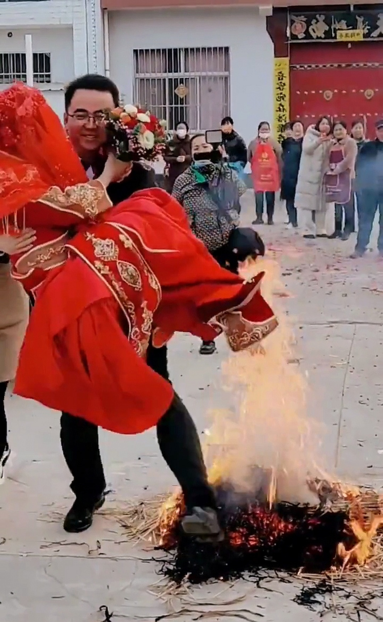 别人都是跨火盆,他们跨火堆,这真是太为难新郎新娘了!