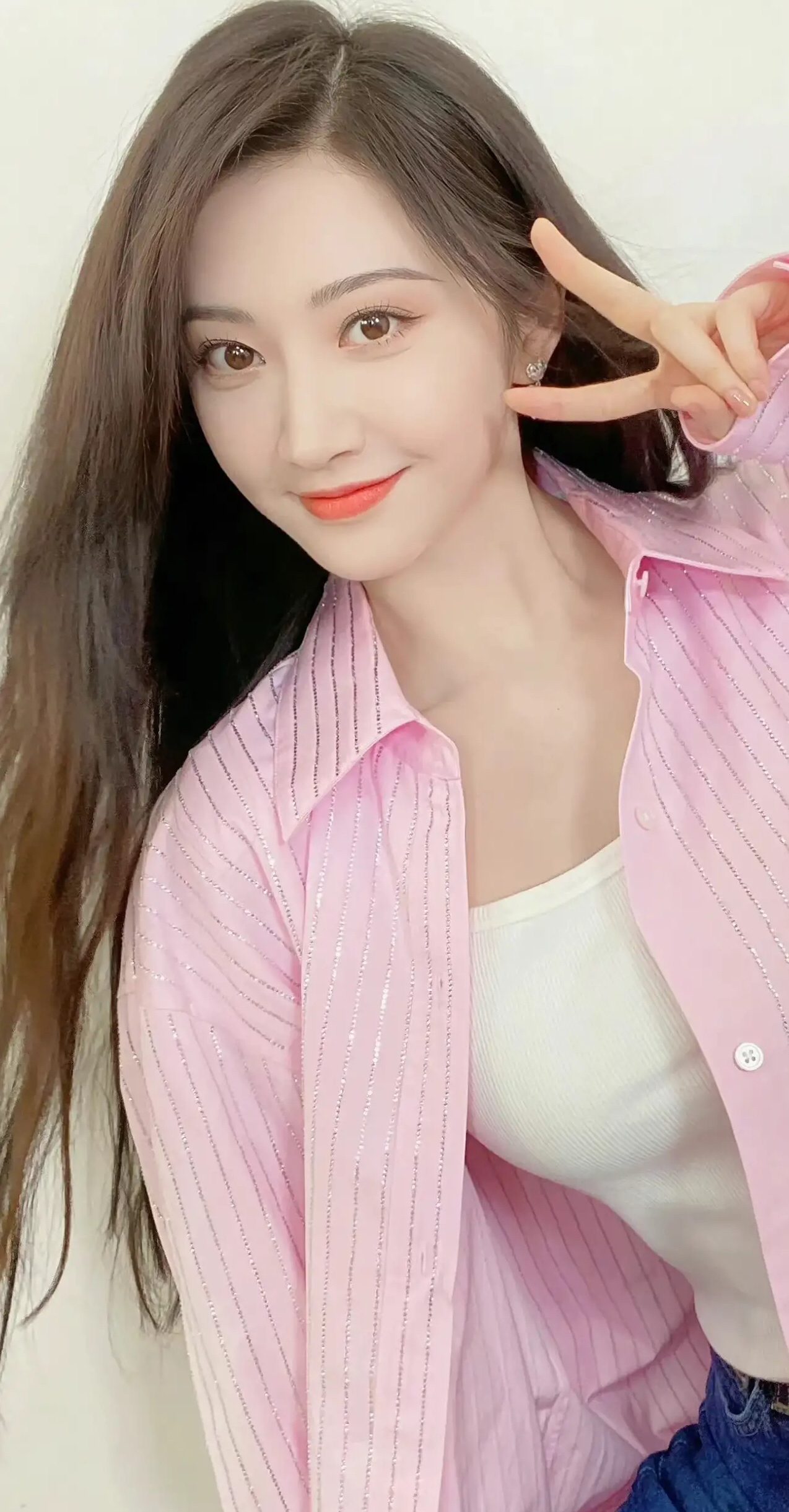 景甜白色内搭搭配粉色衬衫,显得清新甜美