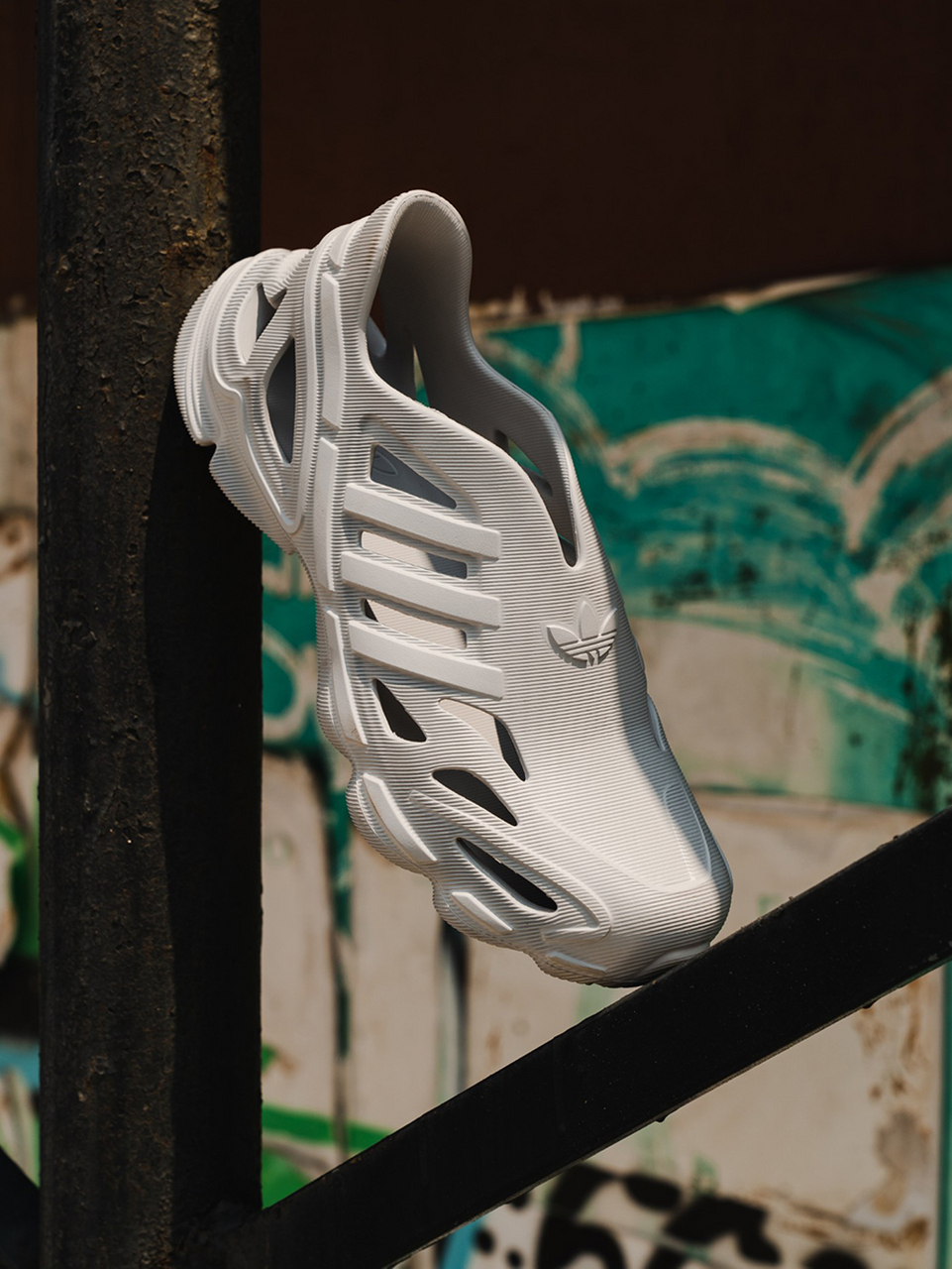 94阿迪全新洞洞鞋,好看不71 感觉这洞洞鞋啊,是真的有点卷!