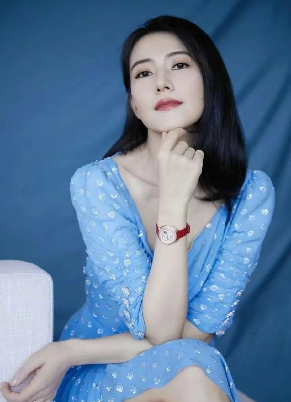 高圆圆身穿蓝色长裙优雅迷人,回眸一笑百媚生,六宫粉黛无颜色