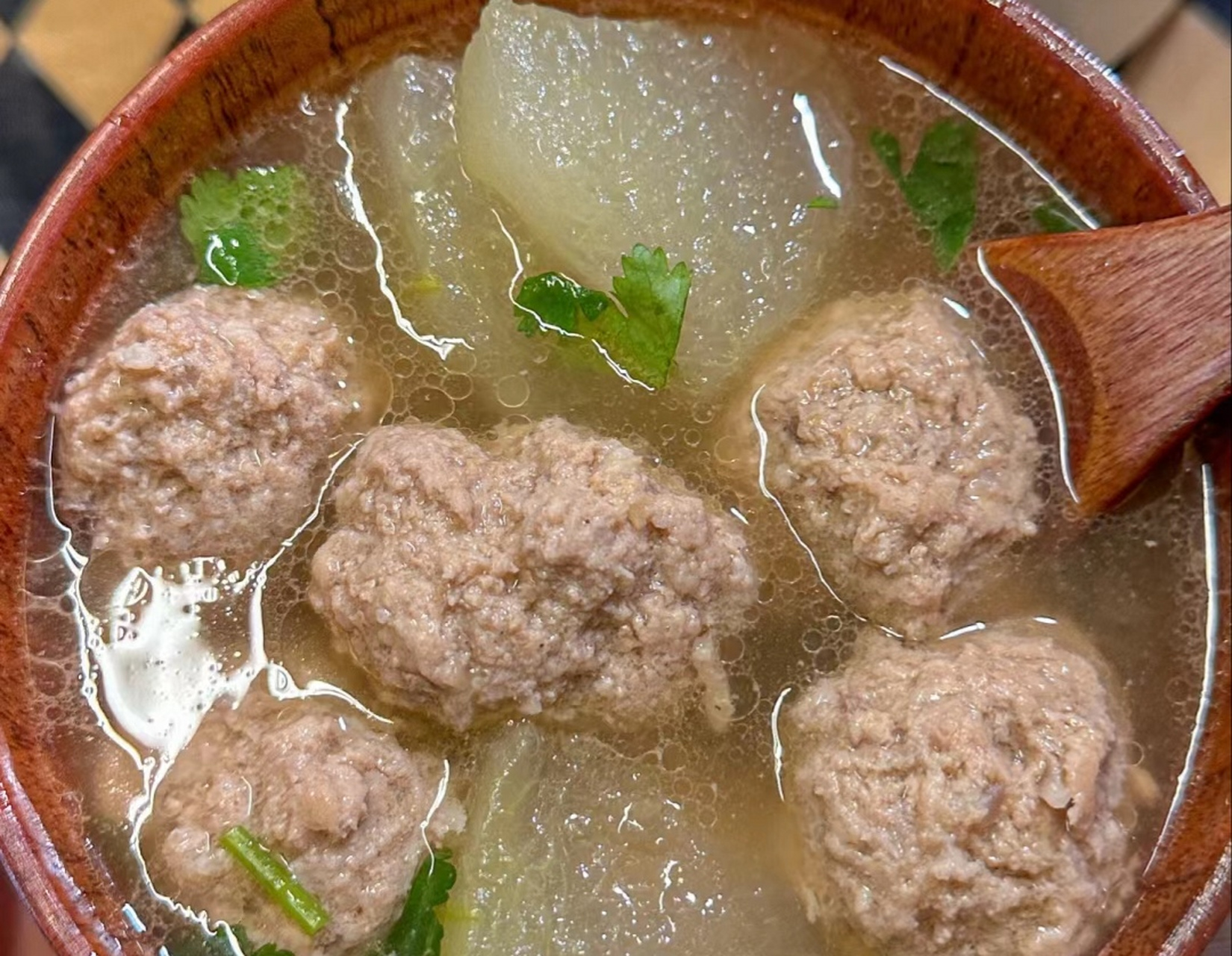 冬瓜丸子汤,从小就爱喝.冬瓜炖得软软烂烂,汤泡着饭,拌着肉丸子老香了