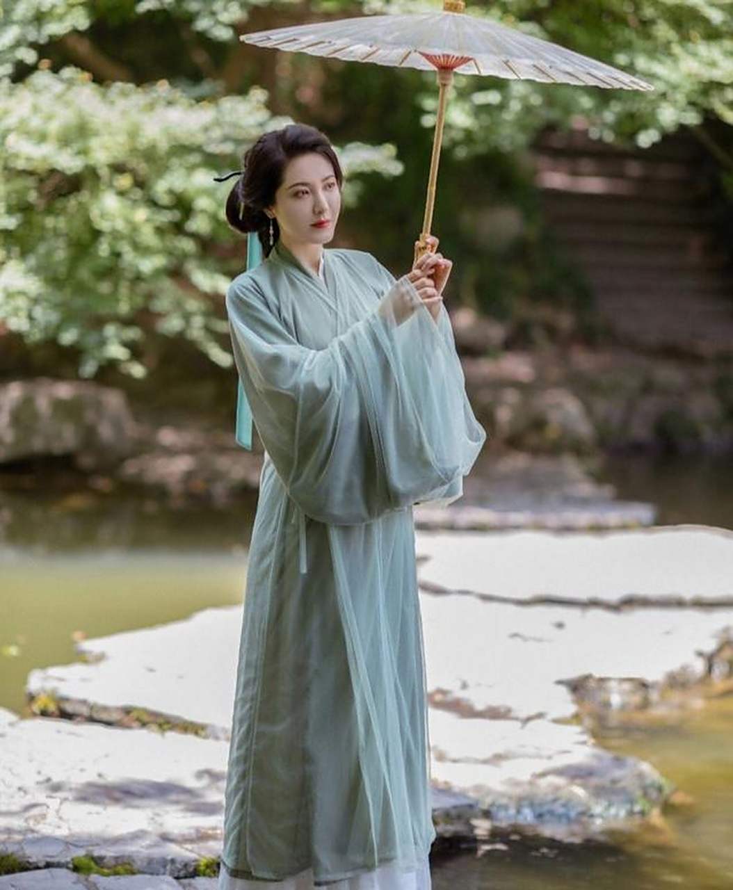 古典国风美人# #明星古风造型# 古典美人撑伞造型,你更喜欢哪个?