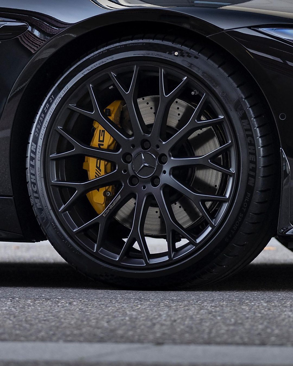 梅赛德斯-奔驰 sl63 amg 黑武士外观,黄色八活塞运动卡钳 采用米其林