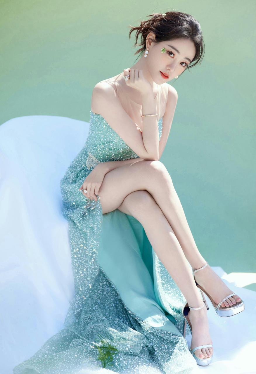 演员祝绪丹凉鞋美脚照,2019年,祝绪丹主演的古装武侠剧《倚天屠龙记》