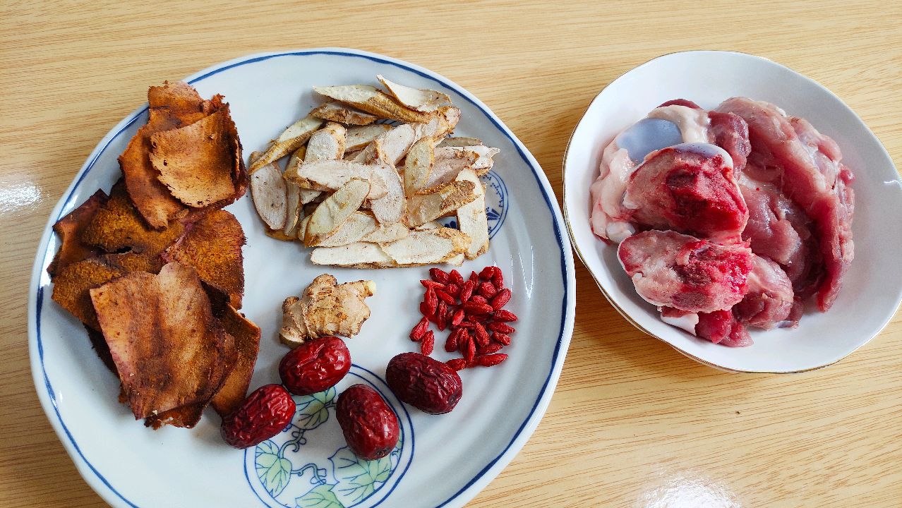 广东靓汤,牛大力土伏苓猪骨汤,袪湿强筋骨,汤水甘甜回香!