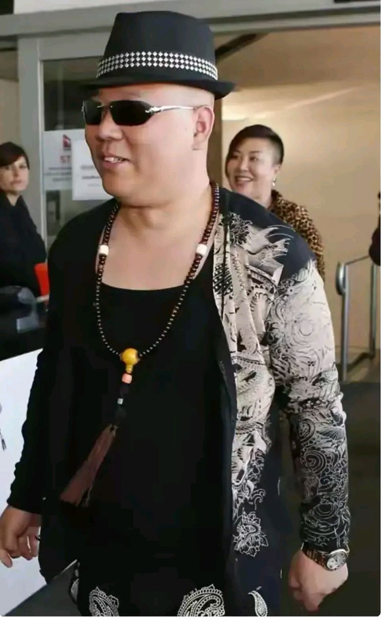 出行穿着打扮就像个土豪土财主暴发户!