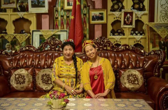 没想到我国末代王妃还健在,她住在库车王府,与游客合影一张30元