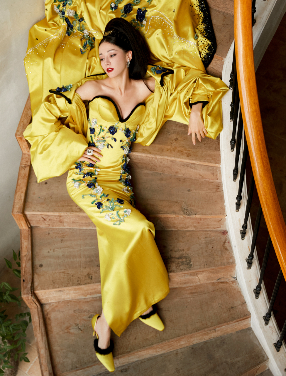 迪丽热巴elle风尚大典红毯造型,迷人. #美女# #优质作者榜