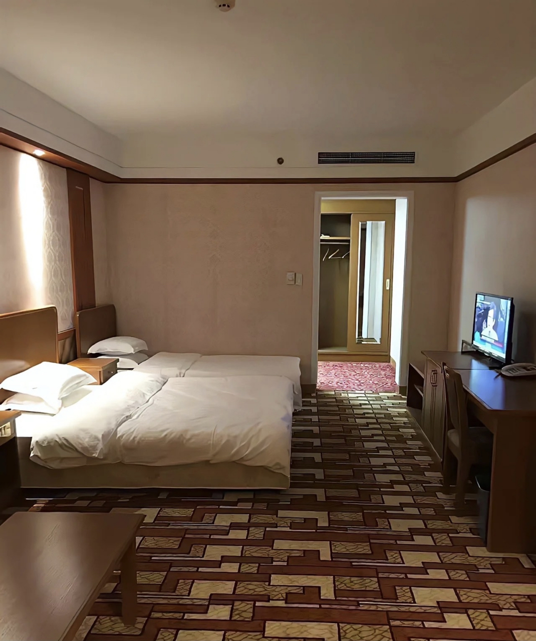 在朝鲜平壤,有一家接待外宾的著名酒店,它就是西山饭店