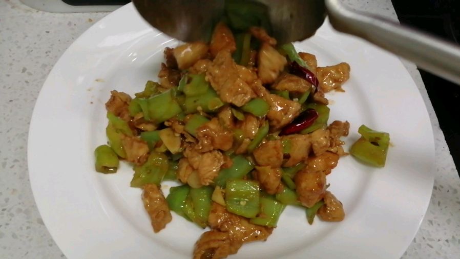 《青椒鸡丁》这样做鲜香滑嫩,一点也不柴,老板一天吃三次!