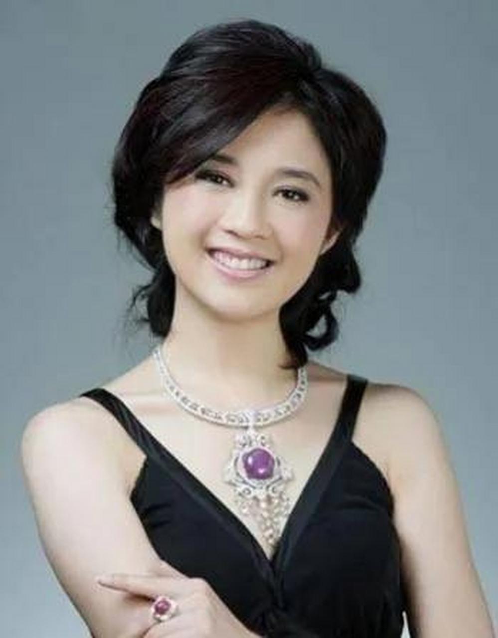 该美女,长得一副清秀模样,浓墨大眼,自格方圆的