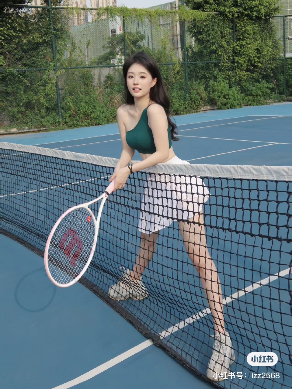 美丽的小姐姐约你一起打网球